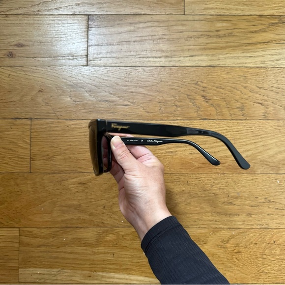 Ferragamo sunglasses - Picture 4 of 9